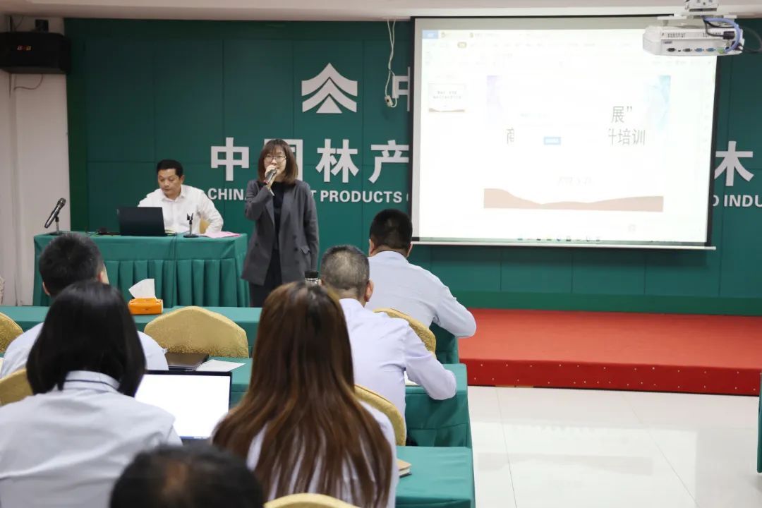中林華中國(guó)際木業(yè)組織開展商務(wù)禮儀培訓(xùn)